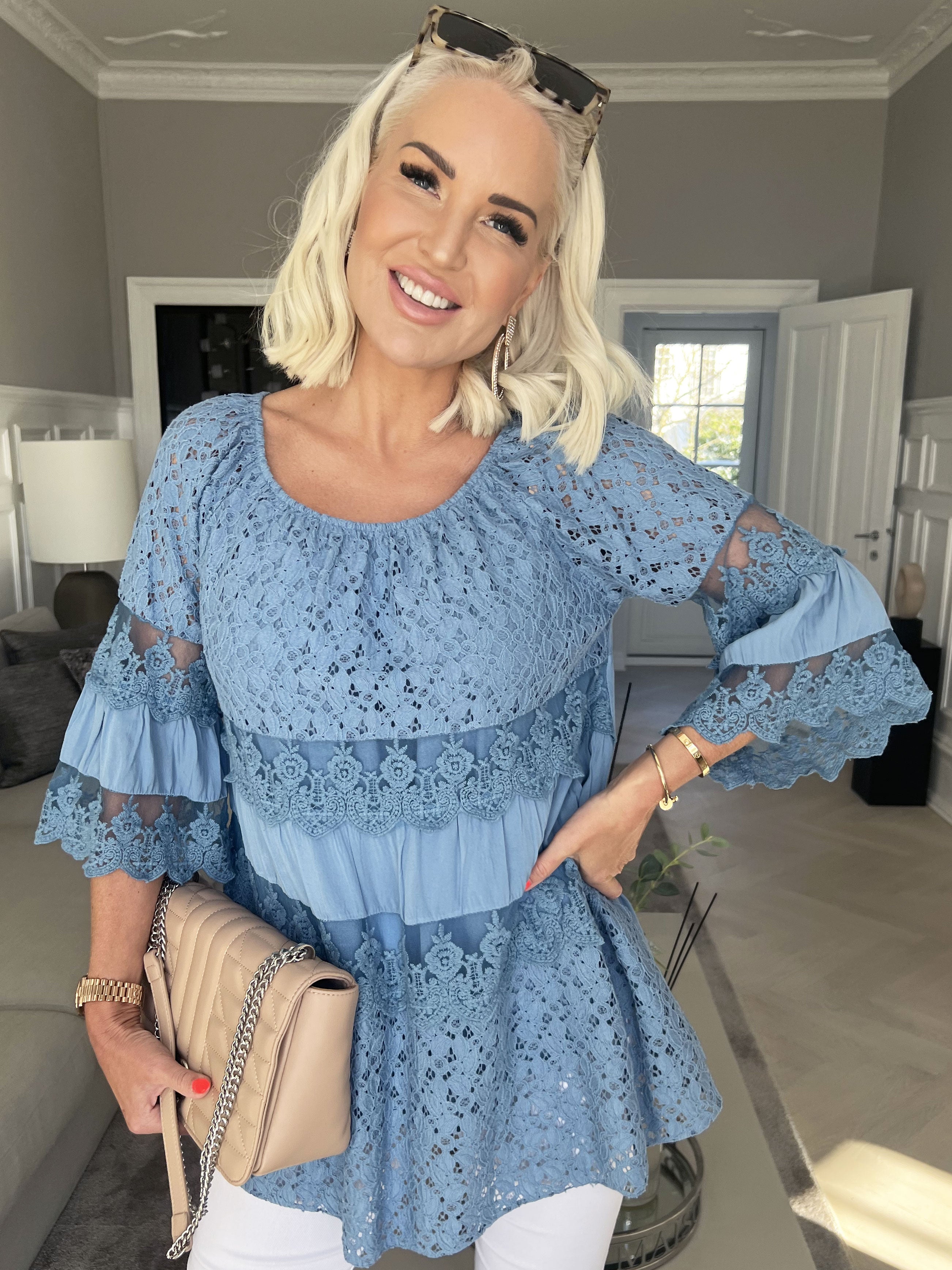 Ofelia - Sød blonde tunika med elastik i udskæringen